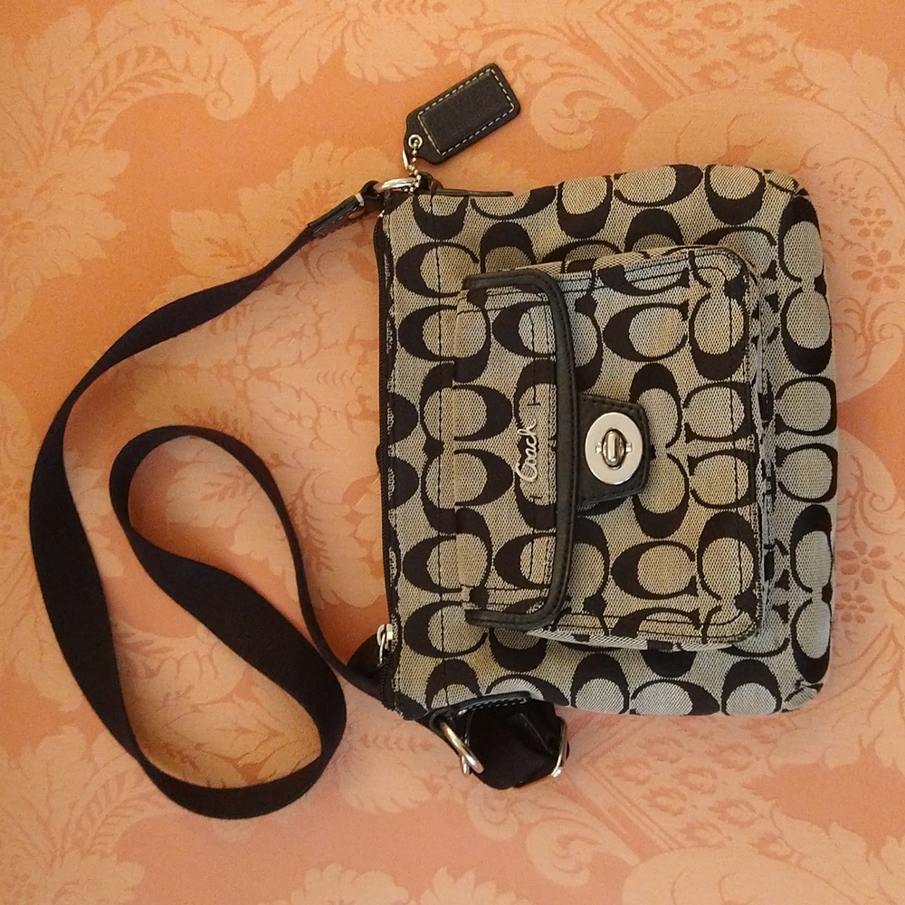 VGUC. Coach Signature C canvas crossbody bag.